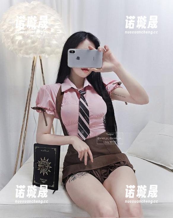 Aram(아람)这张穿亮粉色运动衫的图片，一不小心让我联想到春天的樱花，没事就是想捡几朵花瓣！