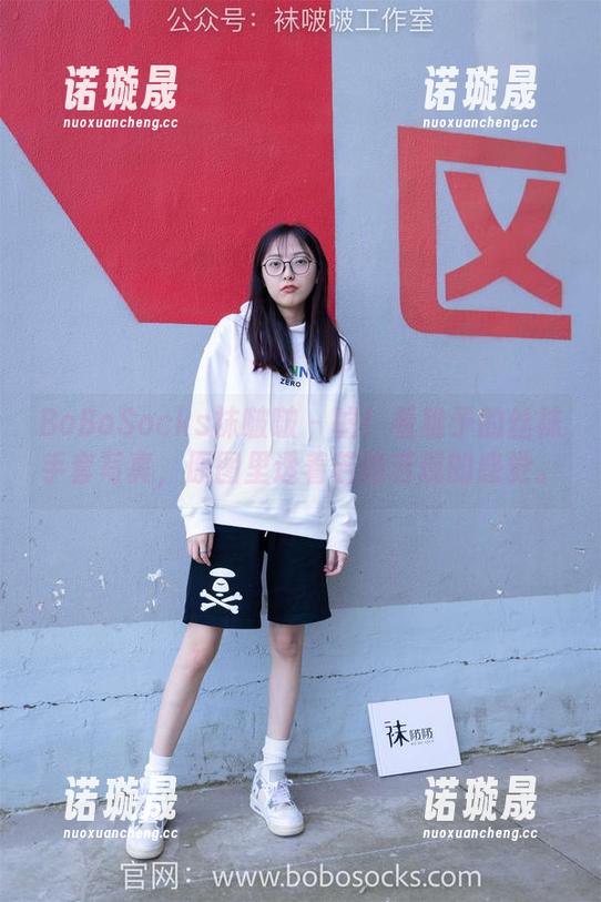 BoBoSocks袜啵啵 - 嘘！看稚予的丝袜手套写真，原图里透着若隐若现的感觉。