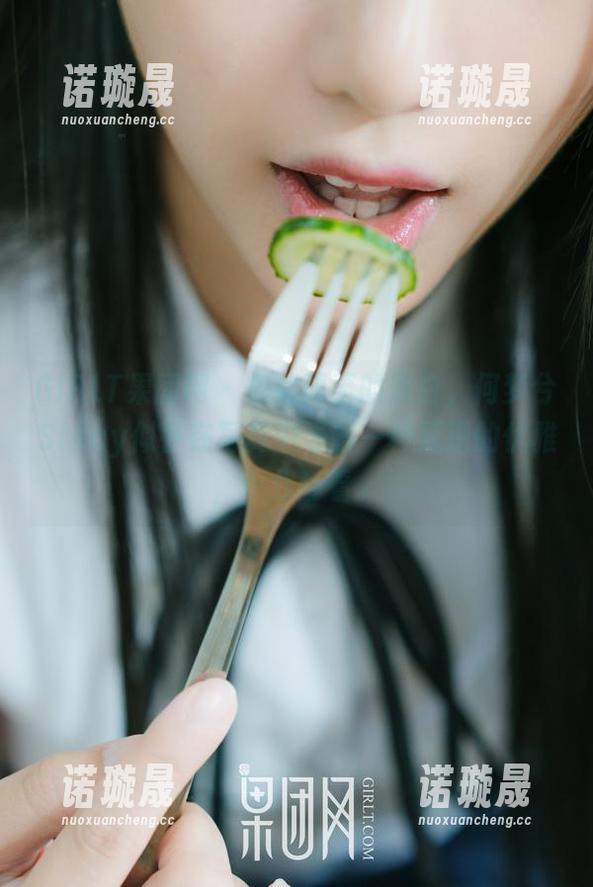 GIRLT果团网-何梦兮Stacy GIRLT果团网 - 忽然而至的黑白,何梦兮Stacy似乎在写真中寻找一种叛逆的优雅,十分耐看。