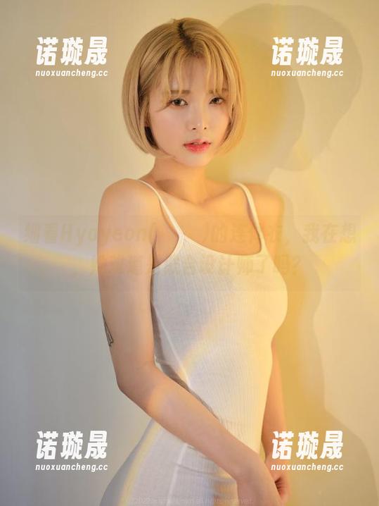 细看Hyoyeon(김효연)的连体衣，我在想，她难道是联合设计师了吗？