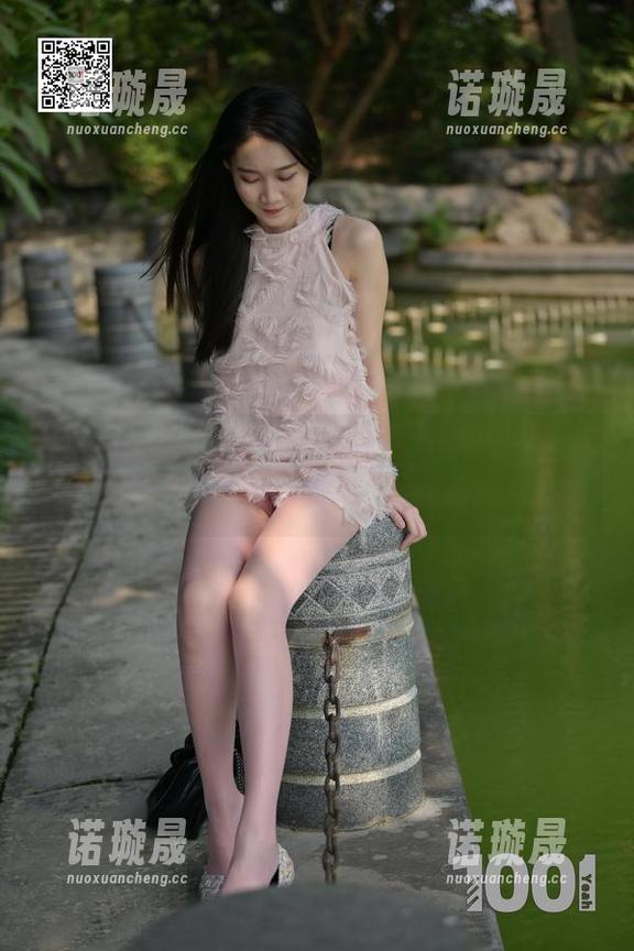 IESS异思趣向 - 辣妈与棕色高跟鞋的最新写真，果然是时光里的倩影！