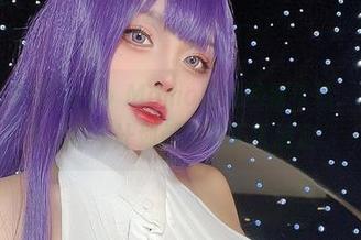 私房合集中的Sayo Momo和她的新年装，这搭配让我连新年计划都变得不太确定。