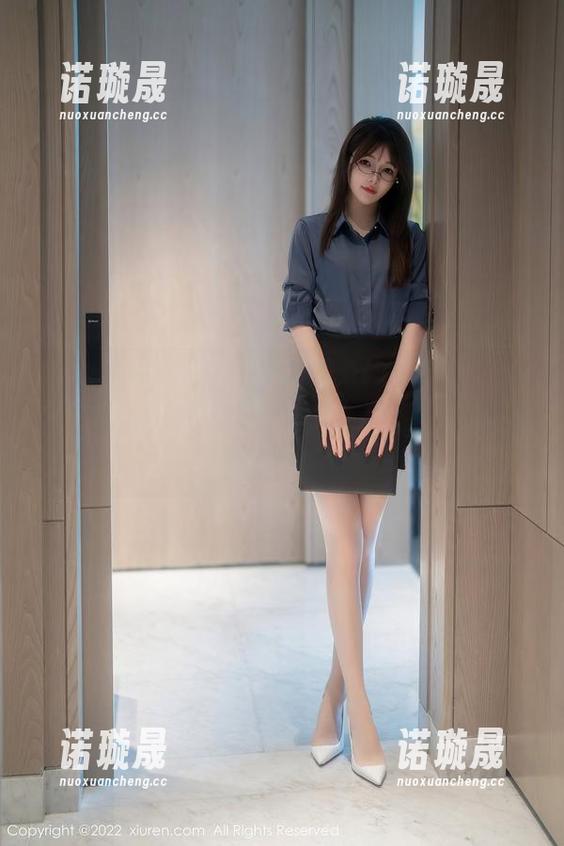 Xiuren秀人网-林文文yooki Xiuren秀人网 - 让人好奇的吊带——林文文yooki的写真和图册,好似一场没有预谋的偶遇