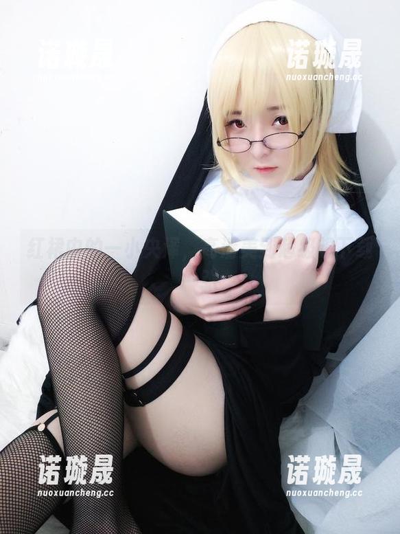 红裙中的一小央泽，高清美到超级想下载一张