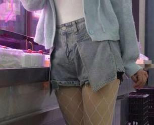 初夏女神 – 太无敌了吧，原图中的依依美脚，真让人有些走神。要多久才能忘掉这种感觉？