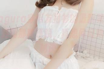古川kagura穿男友衬衫的最新美图，无意间捕捉到那种洒脱，真想问问她的借衣秘诀。