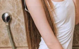 头条女神 – 李思彤，拿着你的镂空作品，真想问她构思的时候在想什么，图库里的画面让我好奇。