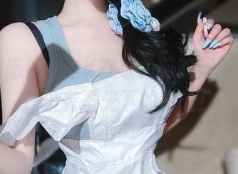 制服诱惑，女主K在镜头前的姿态，完全是没有圣光下的冒险！