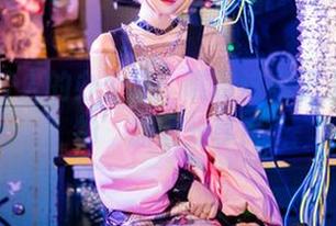 奶狮不咬人的办公室：瞧瞧这桌子上的‘杂物’原图分享！