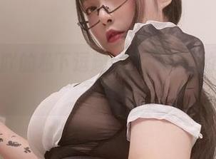 小泉学姐吖的私下逗趣：风纪委员的反差高清写真集