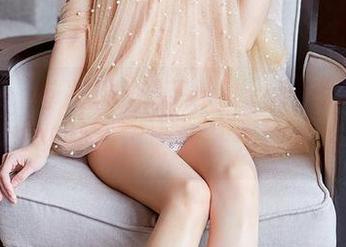 尤蜜荟 – 每次看奶茶Emily的连体衣，心里都在想这更新什么美图呢