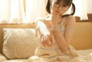 在小蛋糕旁边，幼水铃衣全集写真长得也太好看了吧
