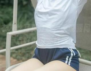 幼水铃衣灰丝写真分享，听说腰间那个亮点好像闪光灯耶？