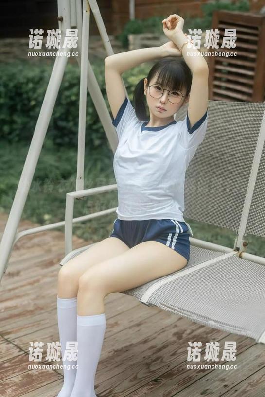 幼水铃衣灰丝写真分享，听说腰间那个亮点好像闪光灯耶？