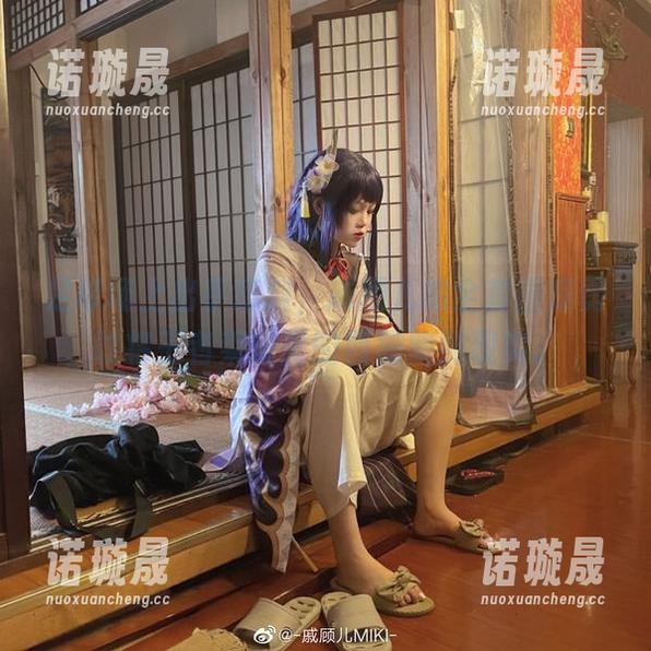 足球场上出乎意料，戚顾儿的全套图集勇敢将王者荣耀里的西施搬到现实。