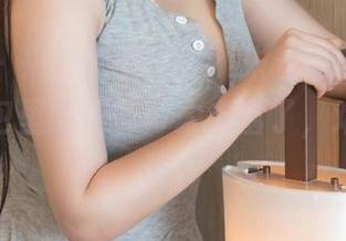 推女神 – 来，先看Akiki朱若慕的眼镜，高清图包里的细节可太丰富了，难以抗拒呀。