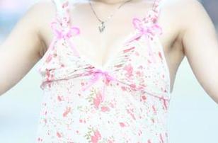 推女神 – 在人群中，穆菲菲的白衬衫高清壁纸让我不禁怀疑我衣柜里的选择。
