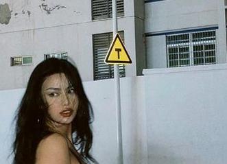 微密圈 – 落不下的楼道情怀——李嘉欣97的写真魔法，随手可得的灵感！