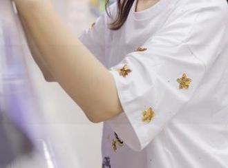 梦丝女神 – 观看晓晓的写真，裤里丝是要我认真看，还是亲密交流？