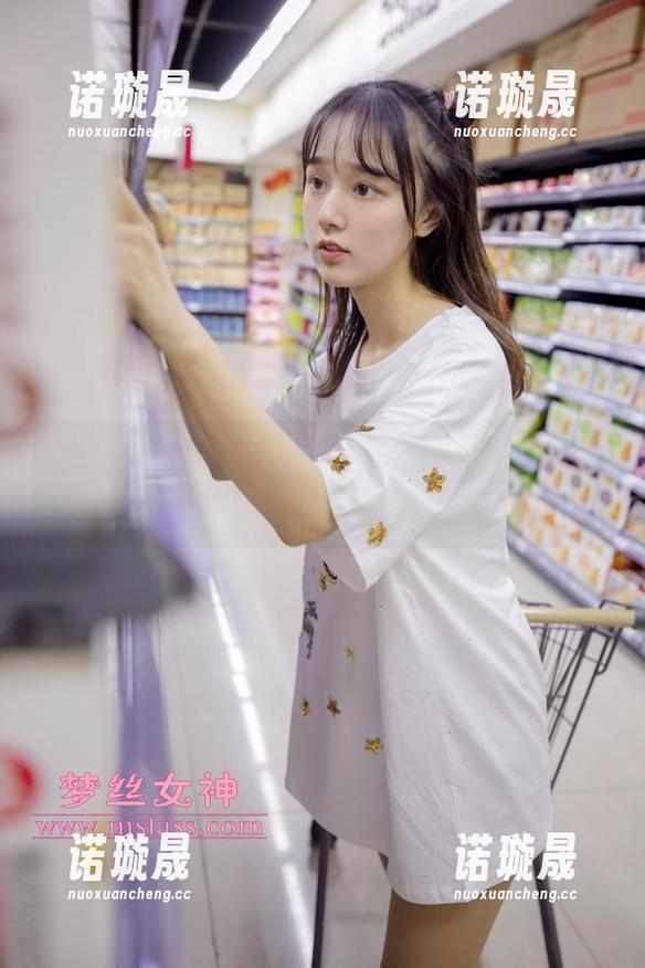 梦丝女神 - 观看晓晓的写真，裤里丝是要我认真看，还是亲密交流？