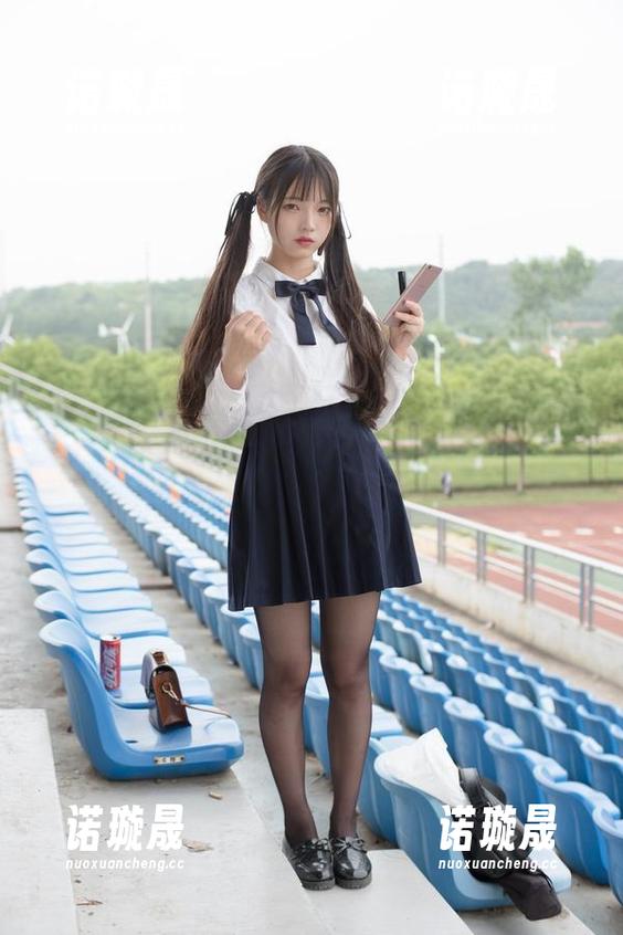 恩，午休时光总是悠长，森萝财团的精选套图里，白丝少女的小打盹太有戏了吧。