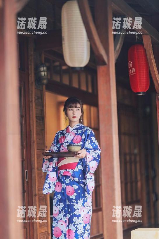 泥泥汝作品中修女如梦似幻，图册带点恰到好处的叛逆。