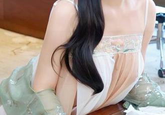 秀人网 – 明亮的纯白，77qiqi写真下载为何如此耀眼得令人发愁