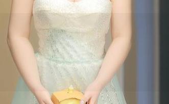 秀人网 – 卓芷伊EricA的棉袜写真——有没有什么更能治愈的存在？我在考虑入袜吗！图集来了！