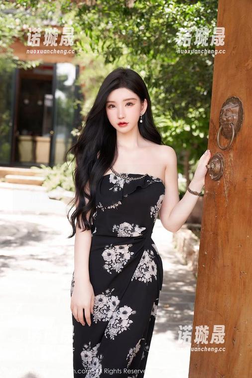 秀人网 - 娜露的白丝梦，有些俏皮又有些沉思，这美图倒显得格外抓人眼球！