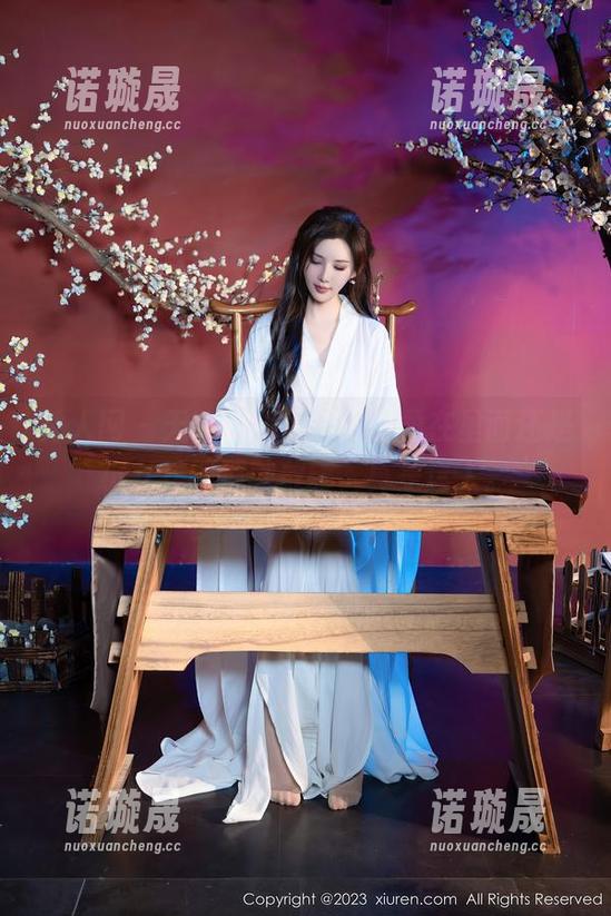 秀人网 - 天台的图集，王曼柔在里面还是小女孩的那种放肆，真是迷人。