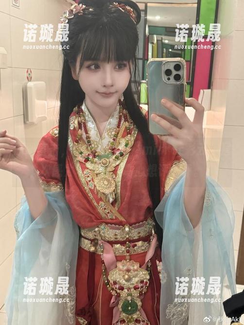 秋山AkI 原图直击,秋山AkI的“mirror彩云”层次感太丰富了,真心想评一评。