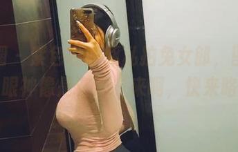 微密圈 – 紫色哒豚豚私拍兔女郎，图片中的眼神像是在说“来啊，快来咯”