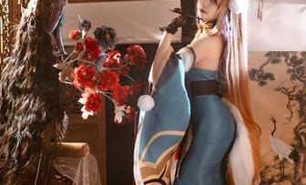 芋圆侑子的“女王”之姿，分享在时光流转中久久不散的迷人氛围。