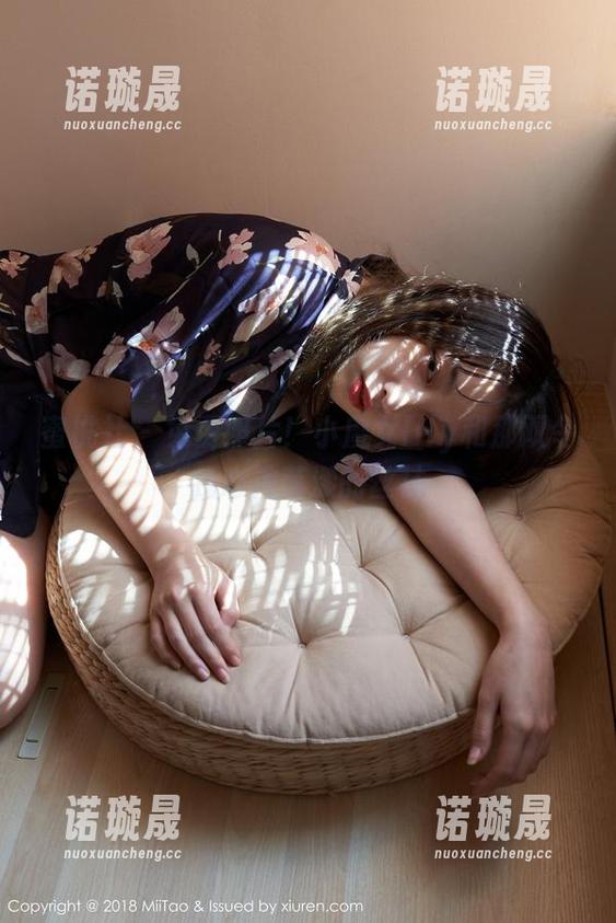 蜜桃社 - 免费照片！小魔女lily和那双令我心神荡漾的丝袜