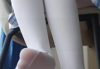 西尔酱的红裙写真：好想把裙子借来，实际却只能默默欣赏。