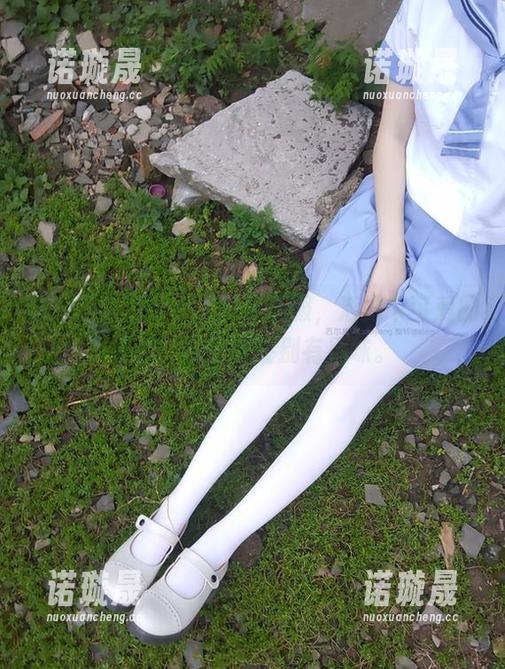 瞧，西尔酱穿着青草水手服，活像个可爱的怪咖，原图实在别有风味。