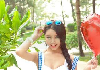 青豆客 – 看！在罗婉莹的修女写真合集里，纯黑的禁忌与柔软并存