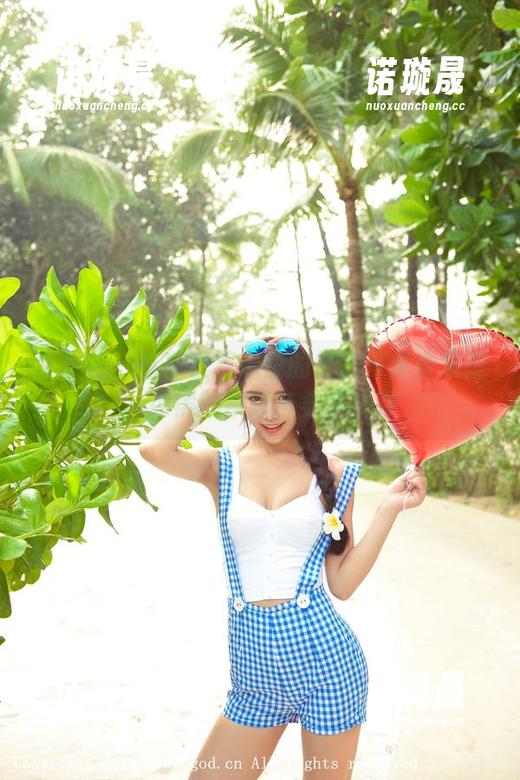 青豆客-罗婉莹 青豆客 - 看!在罗婉莹的修女写真合集里,纯黑的禁忌与柔软并存