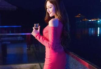青豆客 – 雪瑞Lisa在泳池，图包里的每个小细节都让我莞尔自语。