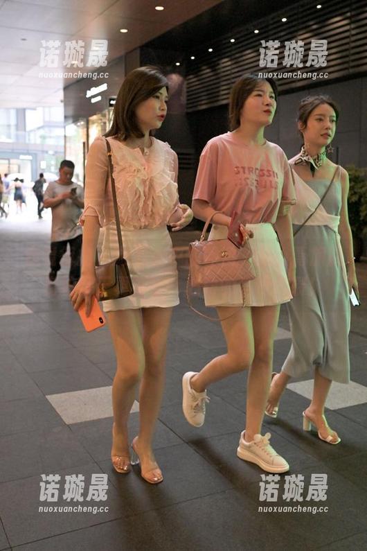 魔镜街拍 - 放下手中的零食，艾小青旗袍街拍终于更新啦，心动的信号炸裂！