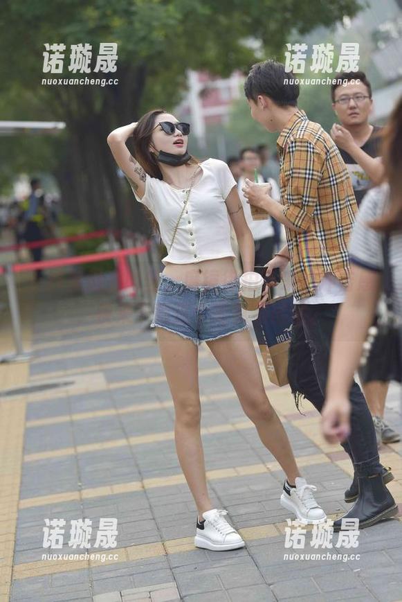 当纱裙遇上肉丝，魔镜街拍带来的冲击感，快来下载这个写真集试试。